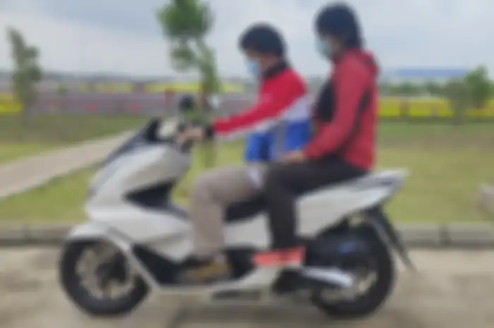 Honda PCX 160 2021 saat dipakai berboncengan