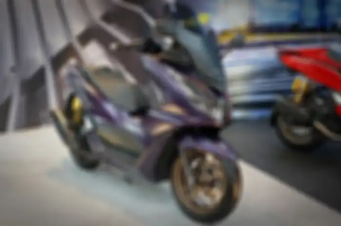 Honda PCX 160 2021 ala Forza dengan windshield tinggi