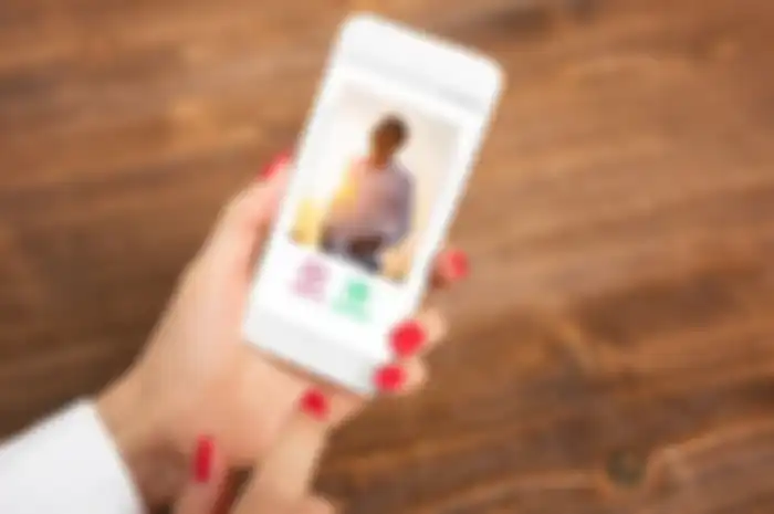 Ilustrasi pakai aplikasi Tinder yang aman