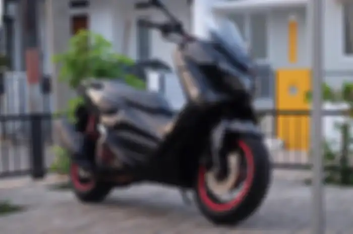 Ilustrasi ganti ban motor. Mau Ganti Ukuran Ban Tubeless Lebih Besar, Naik Berapa Step yang Aman?