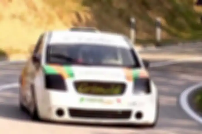 Mobil Citroen C2 untuk rally dengan mesin motor Suzuki GSX