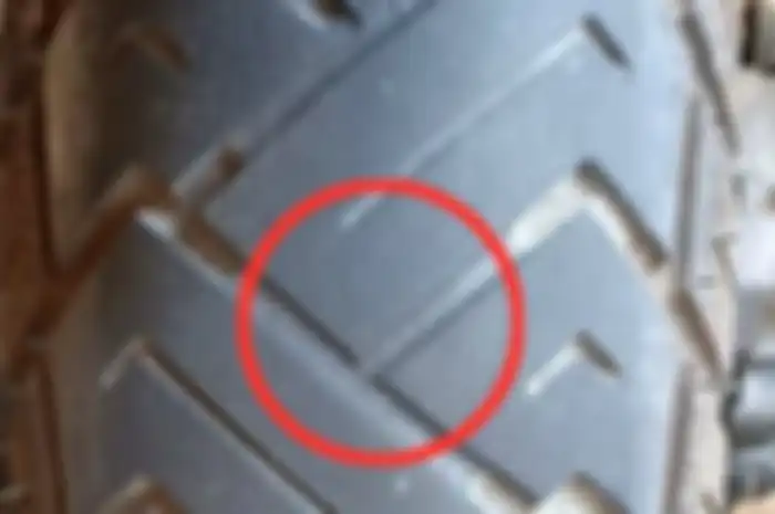  Segitiga TWI tarik garis lurus, ada tonjolan di tengah kembangan ban. Jika kebotakan sudah mencapai tonjolan itu tanda harus ganti ban
