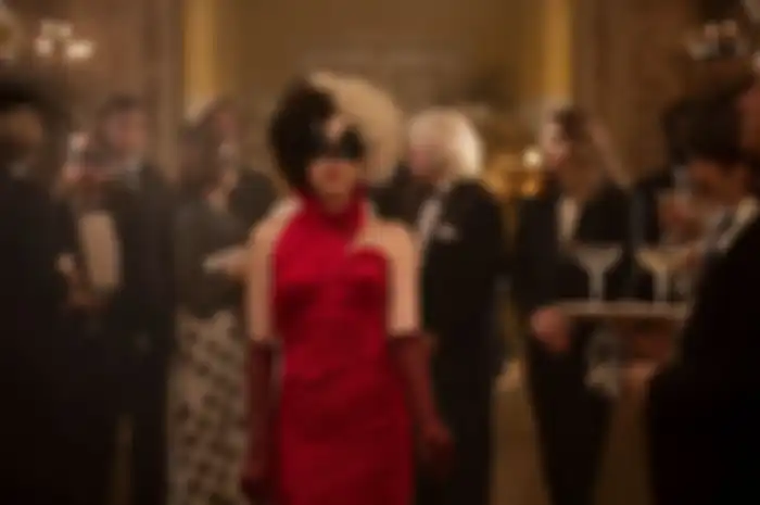 Emma Stone berperan sebagai Cruella.