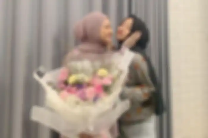 Putri Delina saat memberikan bunga kepada Nathalie Holscher di Hari Ibu 