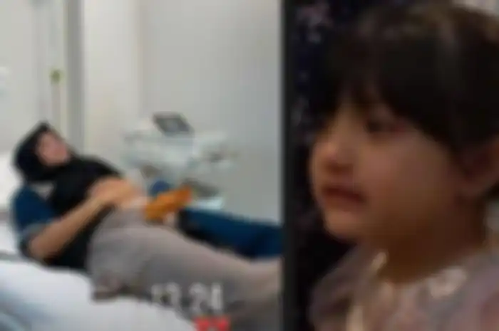 Azriel Hermansyah beberkan kondisi terkini Ashanty yang tengah dirawat di rumah sakit karena positif Covid-19.