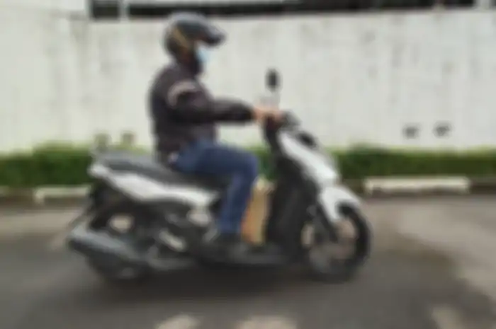 Yamaha Gear 125 membawa barang bawaan. Ini dia tips aman bawa barang di motor.