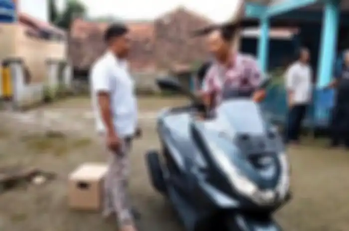 Warga Desa Kawungsari, Cibeureum, Kuningan, Jawa Barat membeli Honda PCX hasil ganti untuk proyek Waduk Kuningan.
