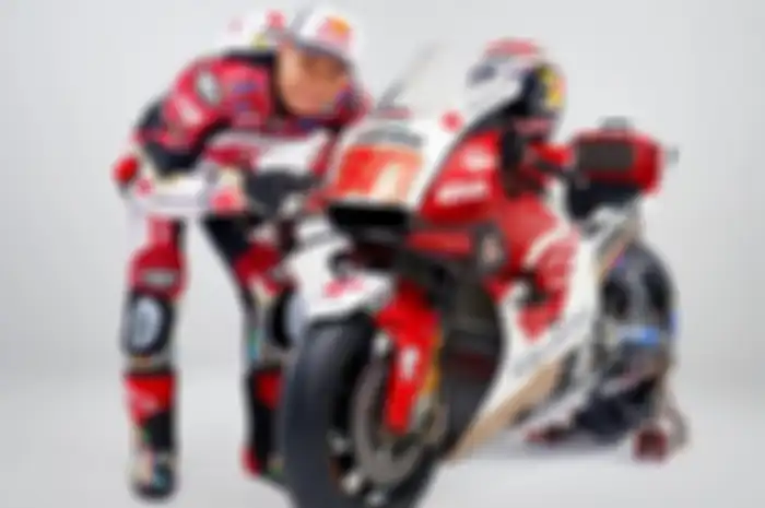 Pamer livery baru, pembalap tim LCR Honda Idemitsu, Takaaki Nakagami senang mendapatkan Honda RC213V spek pabrikan.