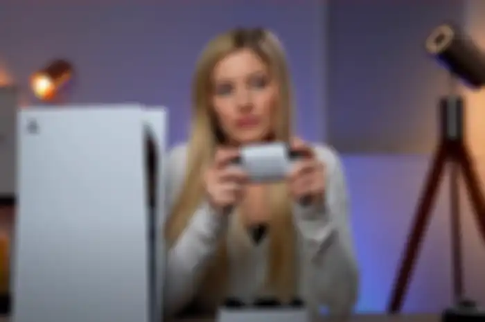 YouTuber IJustine saat melakukan unboxing Sony PlayStation 5 (PS5) beberapa waktu yang lalu