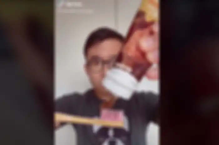 Cowok ini mencoba pasta gigi rasa cokelar Kfc, yang kemudian viral dan banyak yang ingin mencobanya