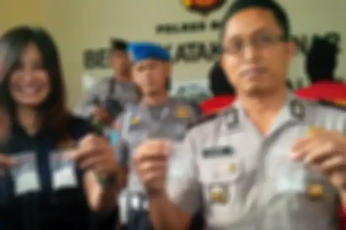 Kapolres Bogor AKBP Sonny Mulvianto Utomo dan Kasat Narkoba Polres Bogor, AKP Yuni Purwanti, menunjukkan barang bukti sabu, Kamis (15/1/2015). 