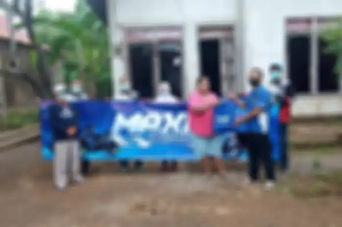 Komunitas MAXI Yamaha dan Yamaha area Madiun-Kediri beri bantuan korban banjir di Nganjur, Jawa Timur.