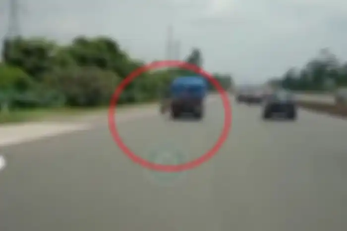 Emak-emak naik motor terobos tol lagi, gak sadar dendanya segini.