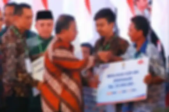 Ilustrasi penyerahan pinjaman KUR BRI