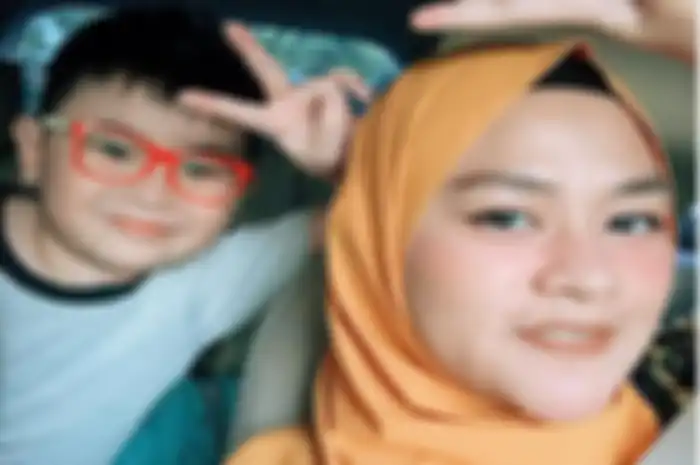 Yunita Lestari dan Anaknya dengan Daus Mini. 
