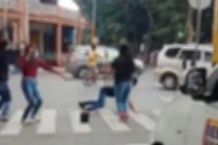 Tangkapan layar video aksi sekelompok muda mudi yang viral lantaran aksinya berjoget di traffic light Jalan Brigjen Katamso, Lumajang. 