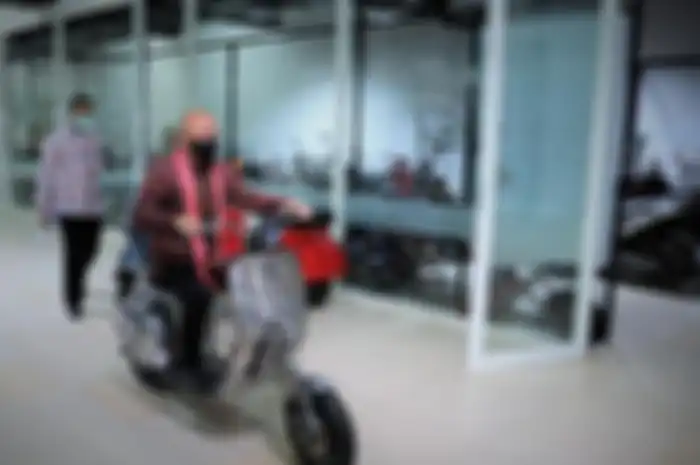 Teten Masduki Menteri Koperasi dan Usaha Kecil dan Menengah (UKM) sambangi Elders Garage jajal Vespa Chooper Listrik hari Selasa (23/02).