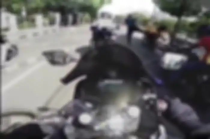 Pengendara Honda CBR250RR yang sunmori mendapat tendangan dari aparat di area ring 1, Jakarta Pusat