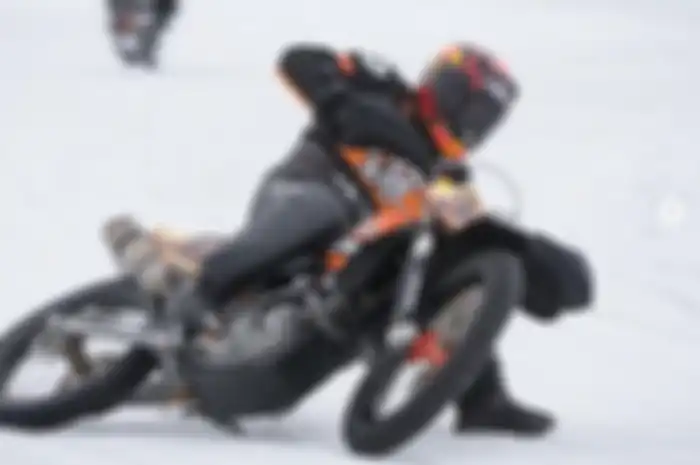 Waduh, test rider KTM, Mika Kallio kecelakaan saat latihan dengan motor di atas trek salju hingga mengalami patah tulang kaki.