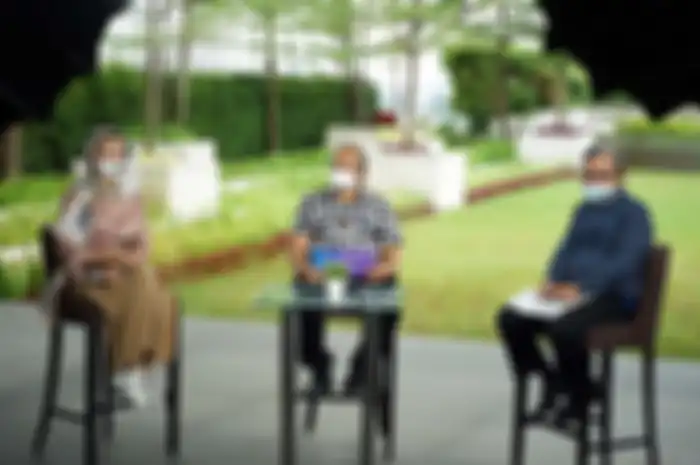 Kepala Badan Litbang SDM Kementerian Kominfo Hary Budiarto (tengah) bersama Kapusbang Literasi Profesi dan Sertifikasi Badan Litbang SDM, Heri M. Idris dan Staf Khusus Menteri Kominfo Lathifa Anshori dalam Talkshow Peluncuran Awal DTS 2021: </>ngoding Ngobrolin Digital Daring yang berlangsung virtual dari Tangerang, Jumat (26/02/2021).