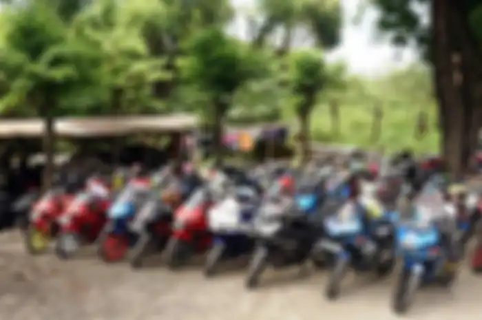 Syukuran 3 tahun komunitas motor Suzuki GSX Owner Indonesia (Sugoi) Gresik, berbagi kebahagiaan di pondok pesantren.