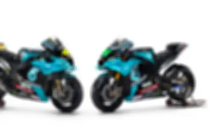 Motor MotoGP Yamaha M1 Valentino Rossi (kiri) dan muridnya Franco Morbidelli (kanan) banyak bedanya pas launching tim Petronas Yamaha SRT, (1/3/2021)