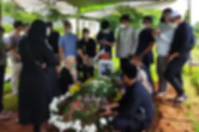 Teddy Syach saat memakamkan istri tercintanya, Rina Gunawan.