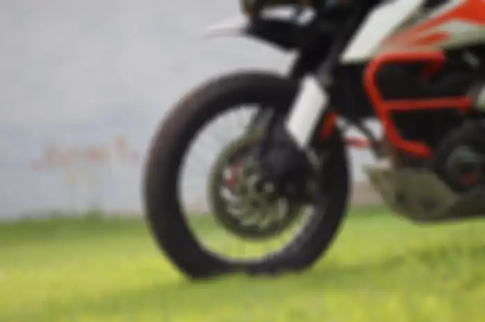 Ilustrasi jari-jari di pelek motor.