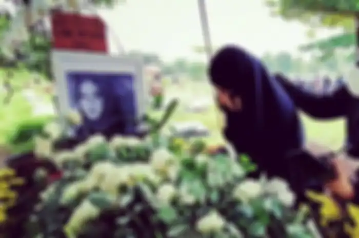  Umi Pipik bersujud di makam Rina Gunawan.