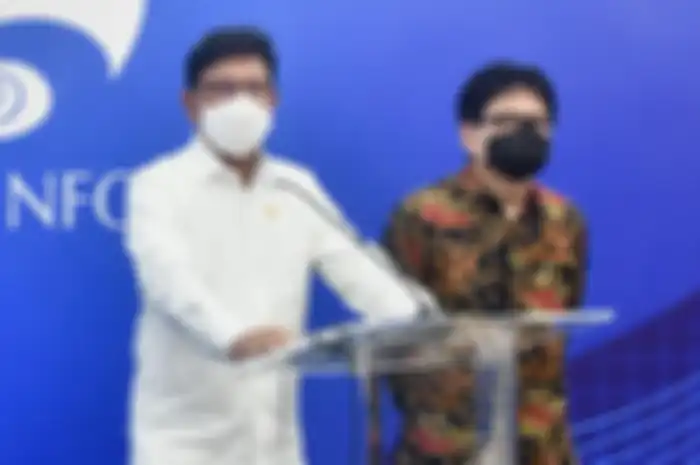 Menteri Kominfo Johnny G. Plate (kiri) didampingi Dirjen Penyelenggaraan Pos dan Infomatika Ahmad M. Ramli (kanan) memberikan keterangan pers di Jakarta, Kamis 4 Maret 2021.