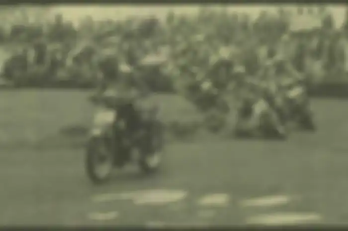 Deketbanget, persaingan antara Yamaha Force-1 dan F1-ZR di ajang Road Race Semarang dalam MOTOR Plus edisi pertama tahun 1999.