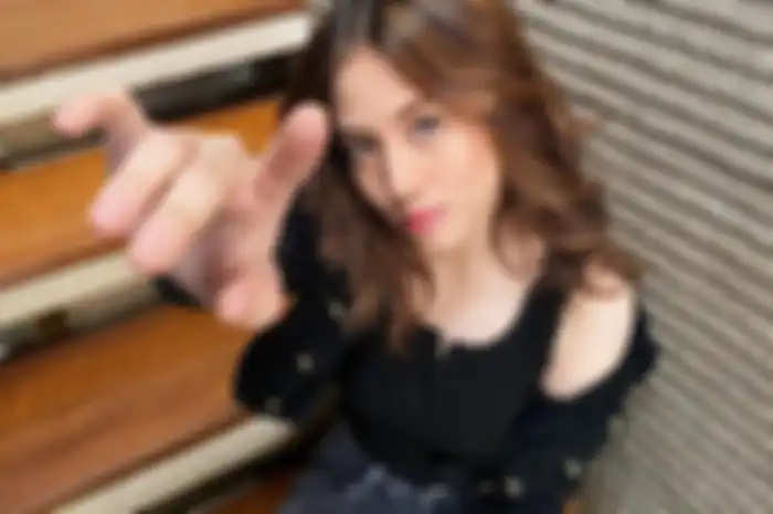 Adhisty Zara di rumah aja