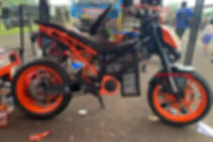 Komunitas Motor Listrik (KOSMIK) Indonesia turunkan motor listrik di balapan drag bike.