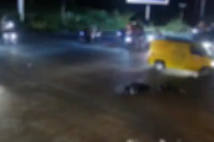  Video detik-detik pemotor terbang dan pingsan di aspal diseruduk minibus.
