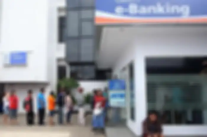 Antri di ATM ilustrasi pengambilan bantuan pemerintah atau BLT atau bansos