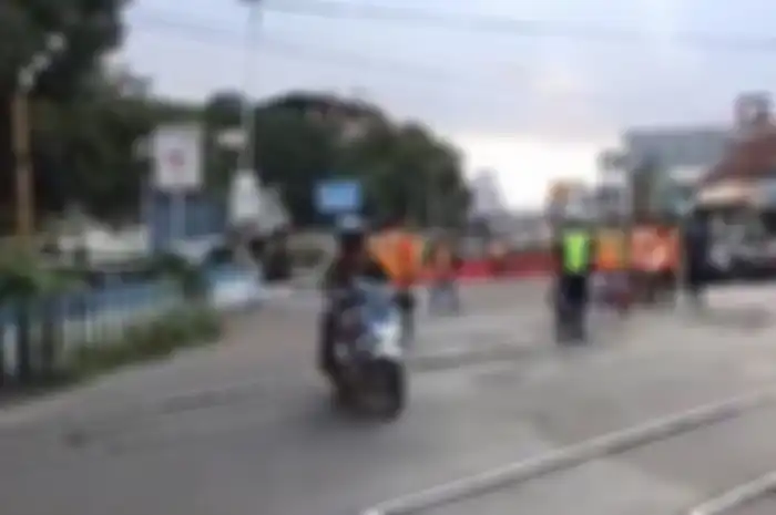 Masih nekat nerobos perlintasan kereta api, pilih nyawa hilang atau didenda.