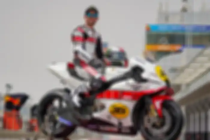 Test rider Yamaha Cal Crutchlow pakai livery beda dari pembalap tim Yamaha MotoGP. Livery spesial HUT ke-60 Yamaha ikut kejuaraan dunia balap motor (WGP)