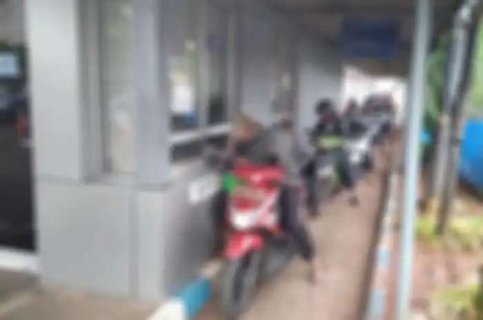 Gak perlu turun dari motor bayar pajak kendaraan di Samsat Drive Thru