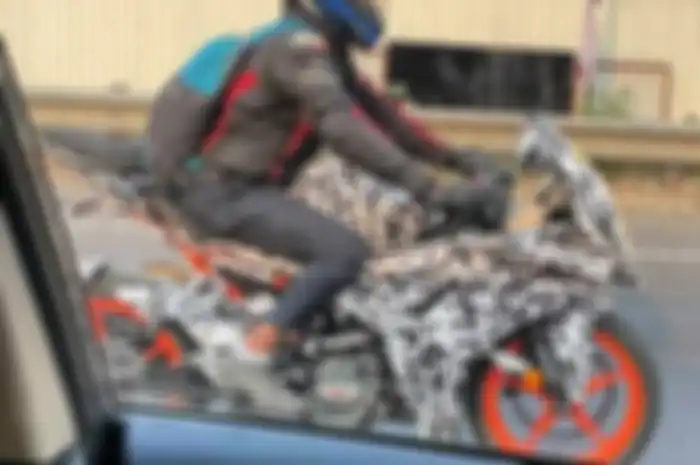 Spy shot KTM RC 200 terbaru lagi tes jalan, punya desain fairing baru