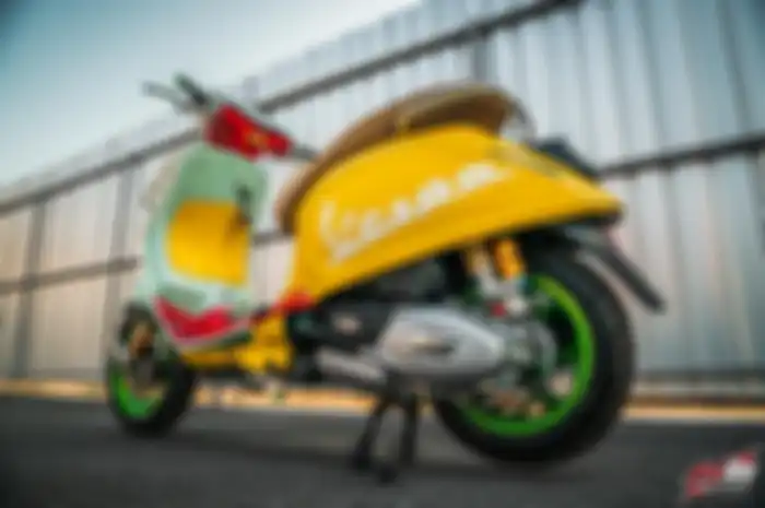 Modifikasi Vespa Primavera Sean Wotherspoon ini tampil makin nyentrik!
