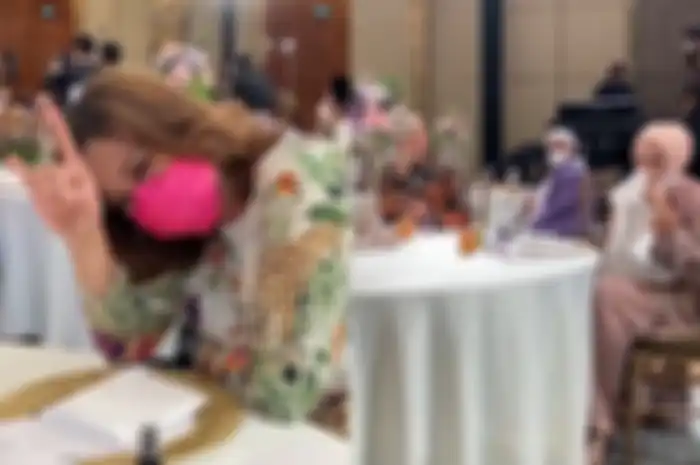 Maia Estianty duduk tepat di depan Ahmad Dhani dan Mulan Jameela