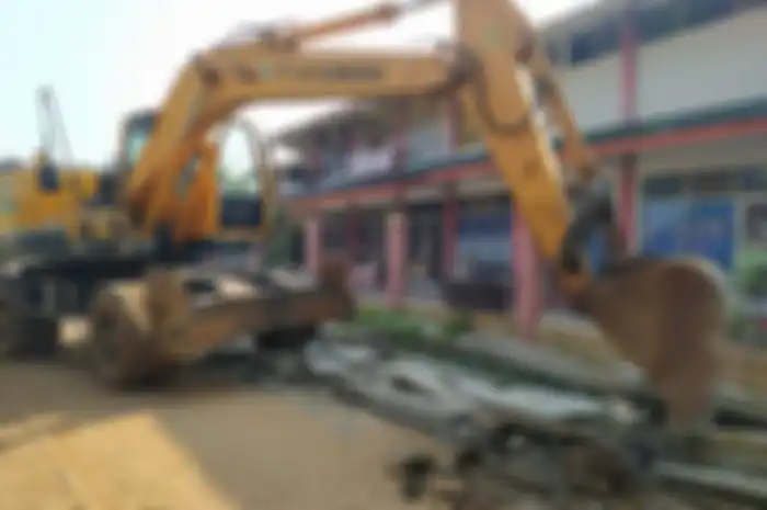 Tembok sepanjang 300 meter yang berdiri di Tajur, Ciledug, Kota Tangerang, Banten, sedang dihancurkan oleh Pemerintah Kota Tangerang pada Rabu (17/3/2021) pagi.