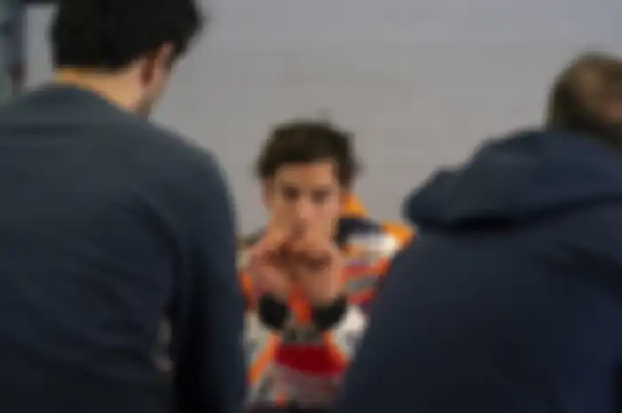 Marc Marquez nampak sangat serius menjalani sesi tes privat bersama Repsol Honda di sirkuit Catalunya