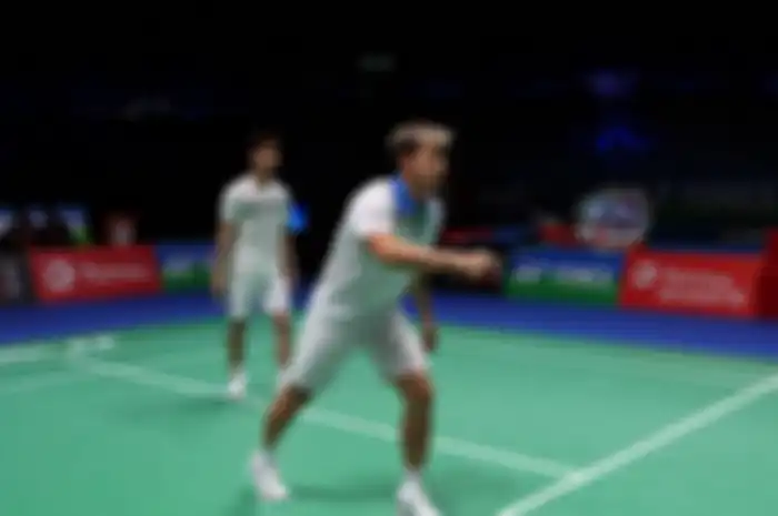 Pasangan ganda putra Indonesia, Marcus Fernaldi Gideon/Kevin Sanjaya Sukamuljo saat menjajal lapangan Utilita Arena Birmingham jelang turnamen All England Open 2021, Selasa (16/3/2021).