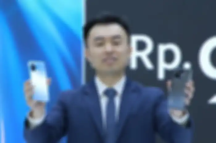 Country Director Xiaomi Indonesia, Alvin Tse bersama dengan Xiaomi Mi 11 yang memiliki dua opsi warna yaitu Midnight Gray dan Horizon Blue.