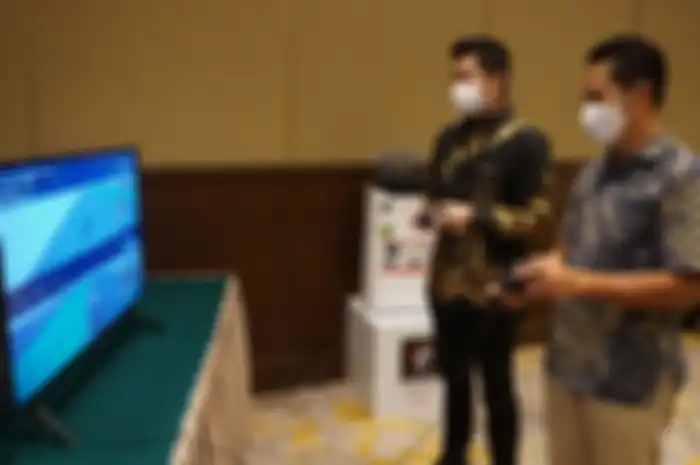Shinji Teraoka, President Direktur Sharp Indonesia dan Syaifudin, Executive Vice President Divisi Business Service Telkom.