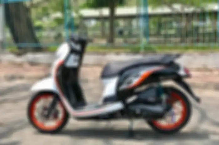 Modifikasi motor Honda Scoopy, ubah kaki-kaki pakai pelek unik.