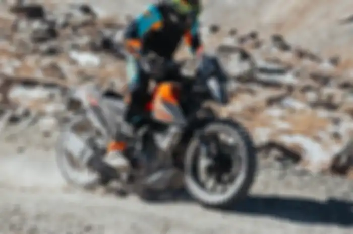 Wow, motor KTM 390 Adventure cetak rekor mendaki puncak bukit tertinggi di dunia!
