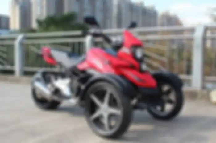 Unik nih, motor roda tiga mesin 200cc harga mirip Honda Vario 150.