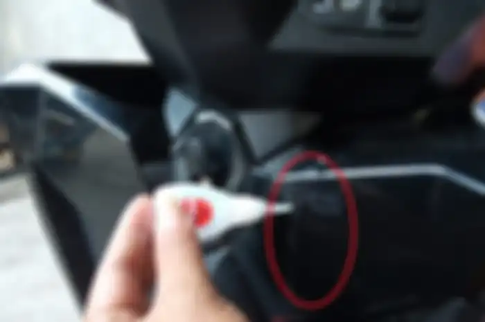 Tetesan lem setan alias lem Korea di bodi motor memang bikin jengkel.